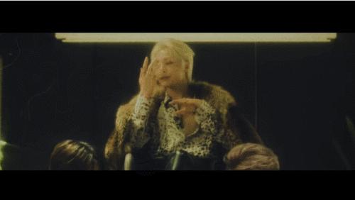 人是越来越红了，精神越来越不“正常”？