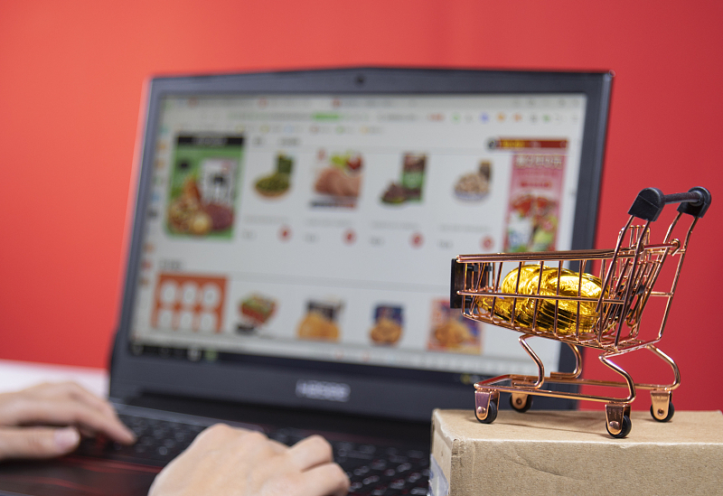 新闻周刊丨什么，今年过“节”不掏钱？“双11”AB面：年轻人忙着省，银发族热衷买