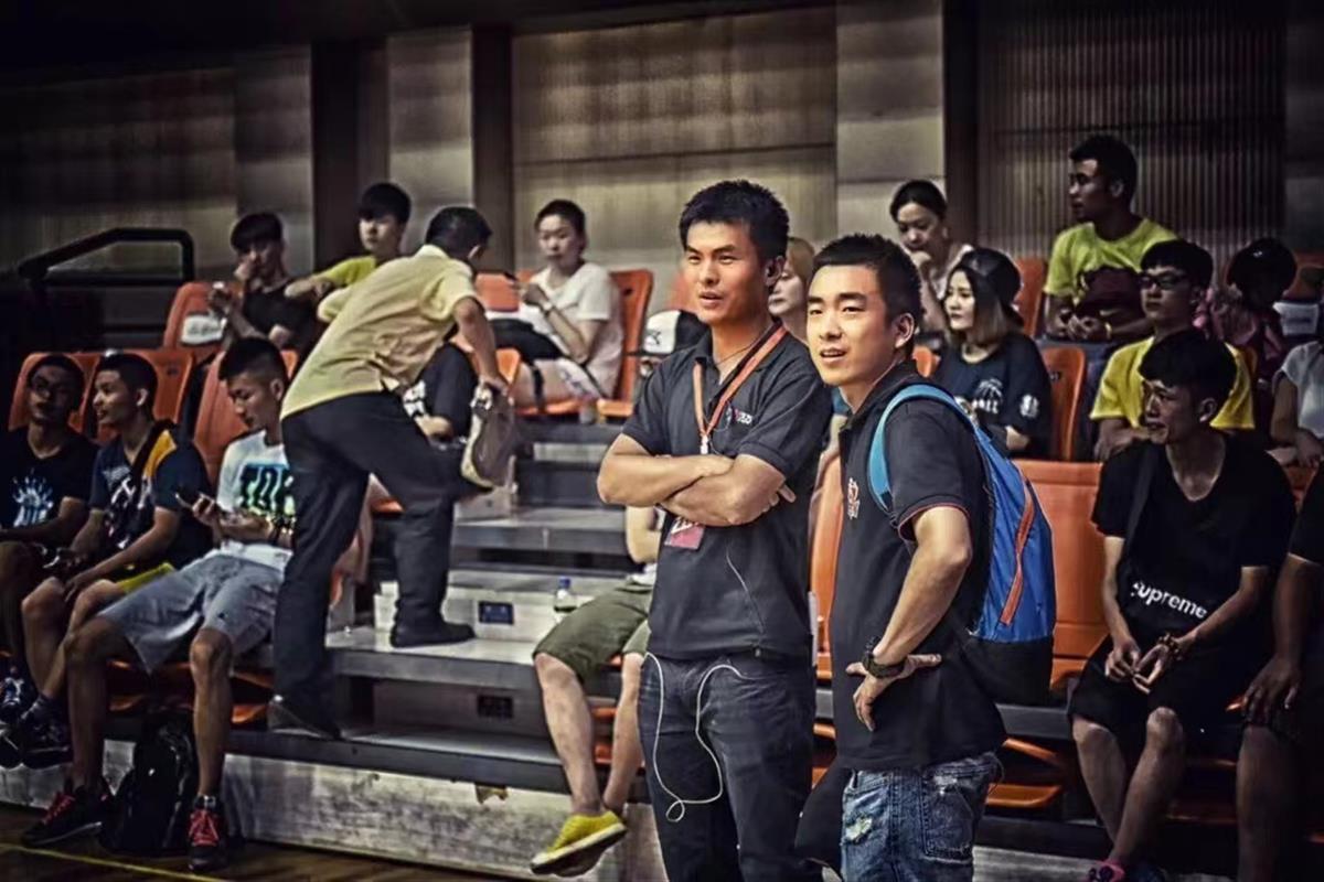 黄牛*党**“追捧”业余篮球赛门票俩街球冠军变身城超创始人