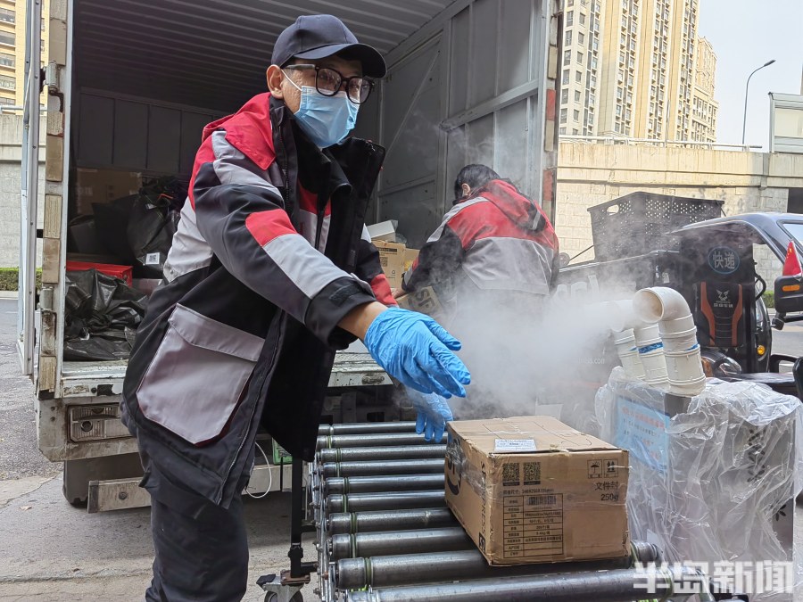 五点起床做核酸，一个快件最少消杀七遍！备战双11，快递小哥把好安全关
