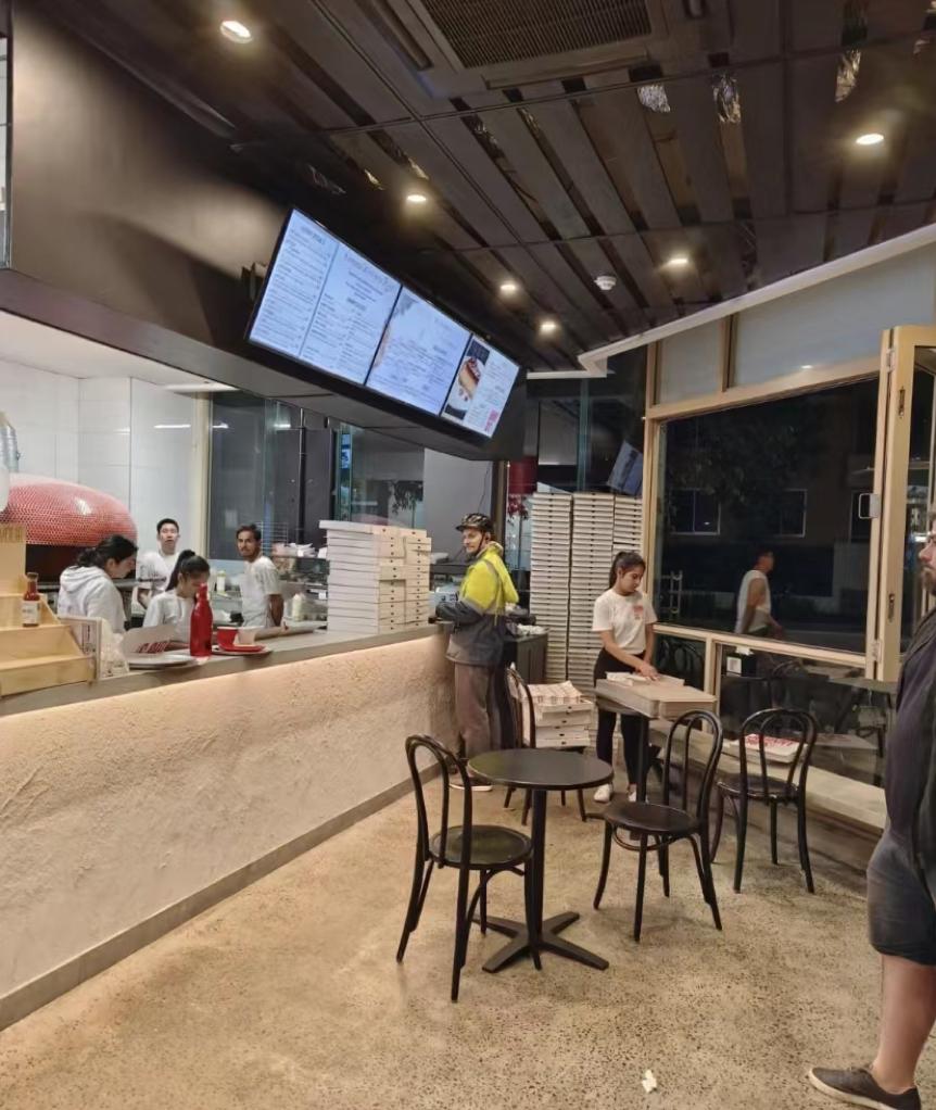 中国留学生在澳洲送外卖：本科211考研失败，现靠兼职月入万元，称工作治好精神内耗