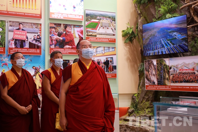 班禅:在*藏西**,五星红旗和老百姓发自内心的笑容最常见