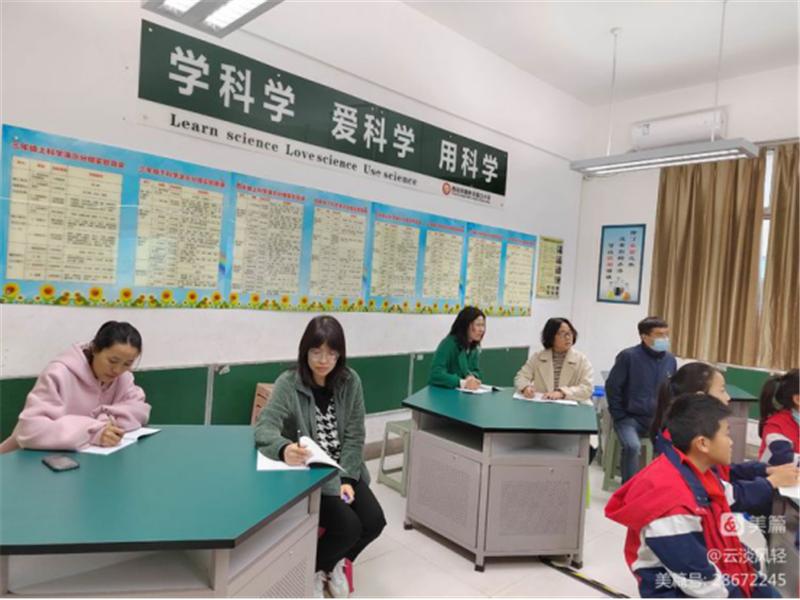 三年级综合组搞活动,灞桥区东城第六小学课间操比赛