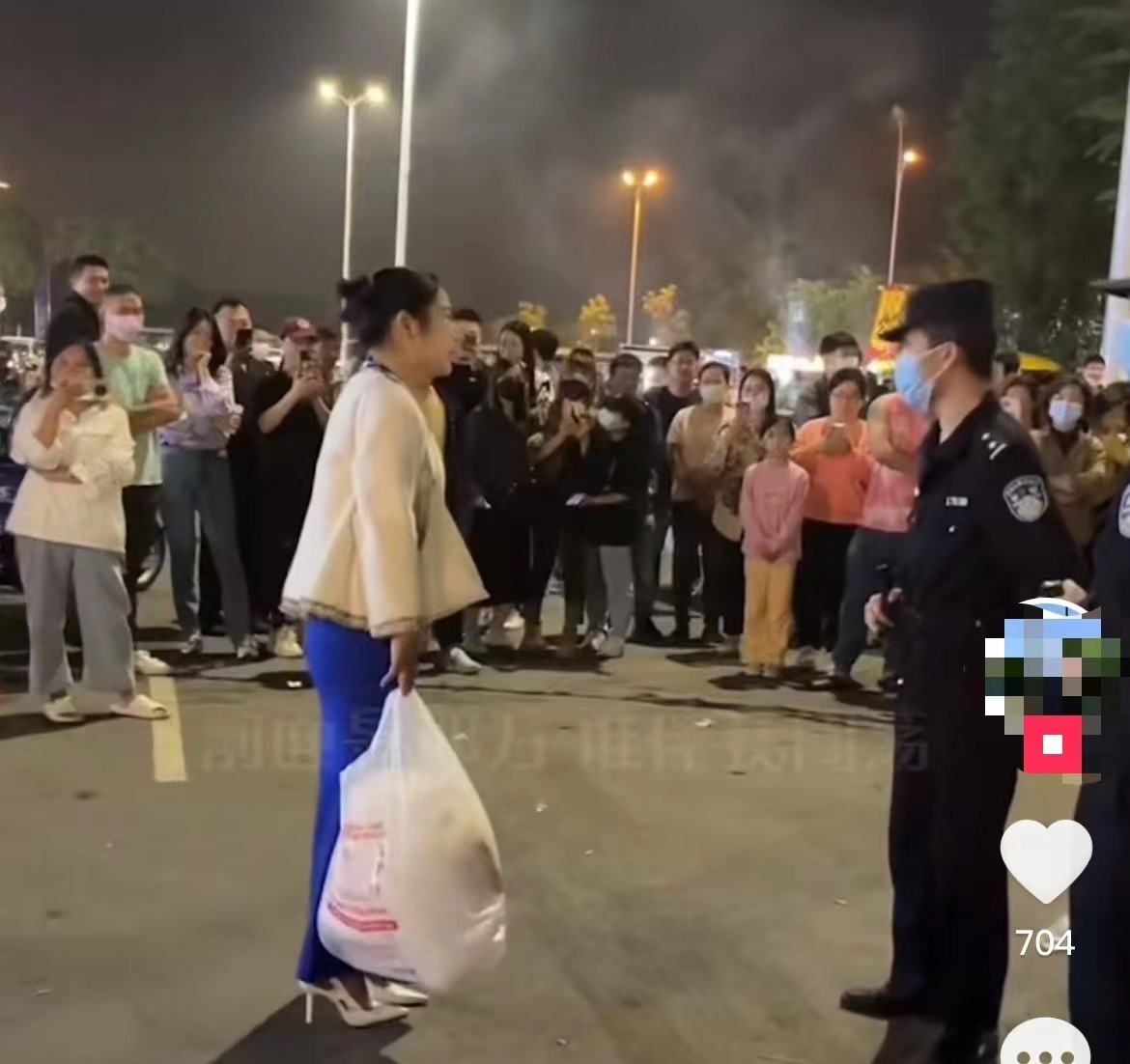 “*霸波**奶茶”老板娘因穿着性感被举报，回应：如此穿着是为带货助农，身材突出也有穿衣自由