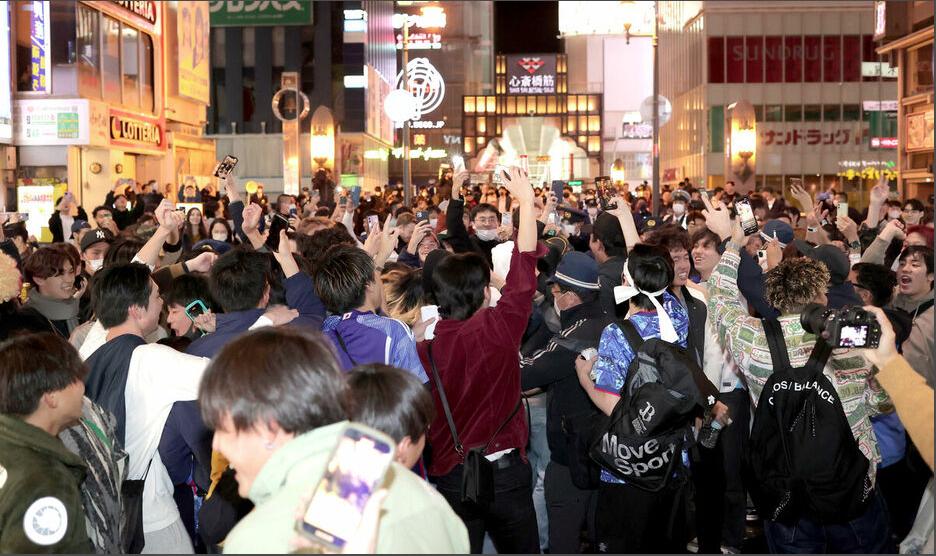 日本赢球后日本老球迷流泪,东京涩谷庆祝球迷实录