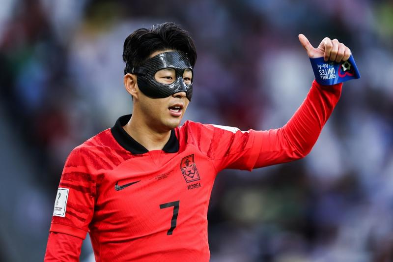 孙兴慜摘下面具痛哭,面具侠孙兴慜高光时刻