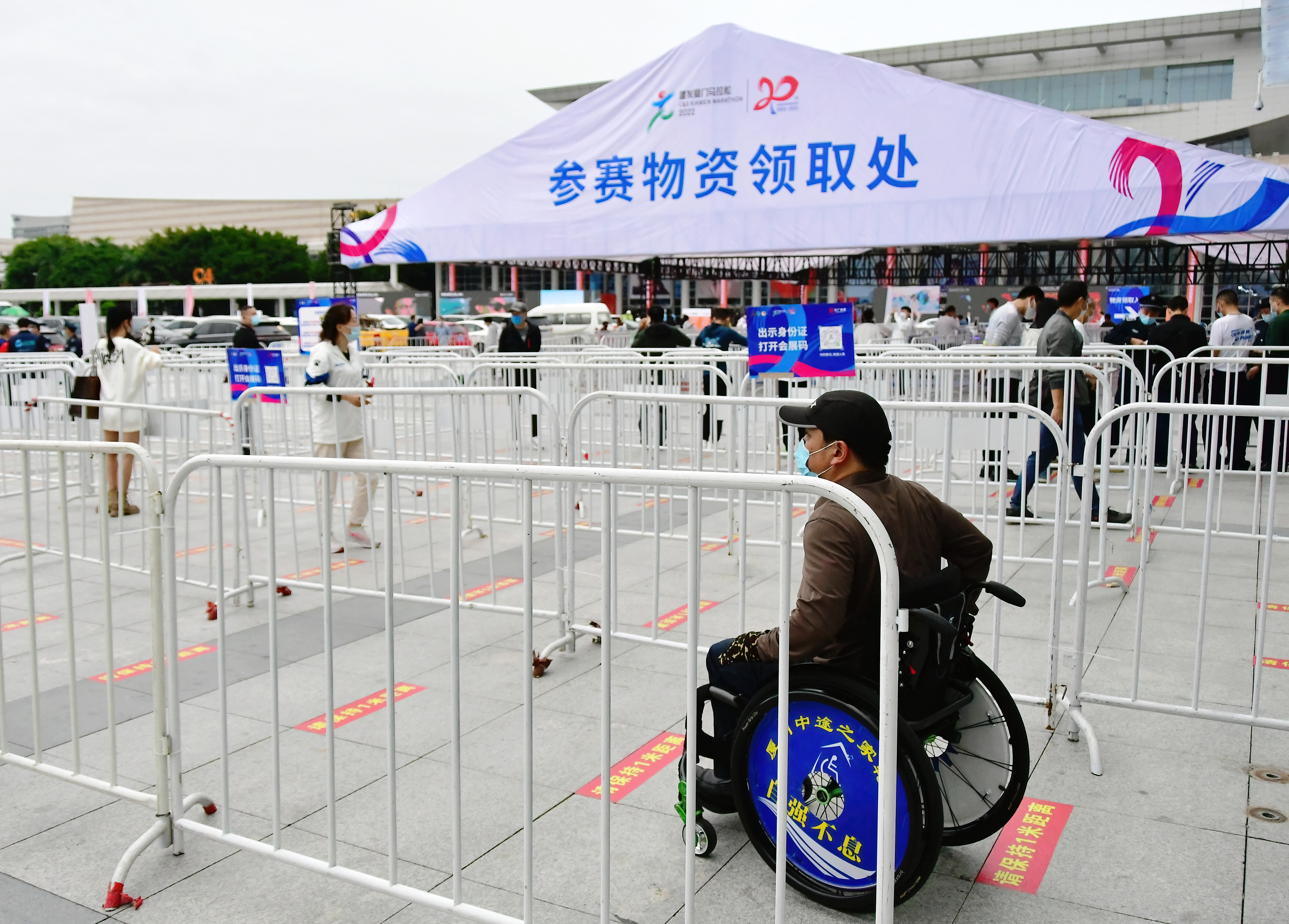 （图片故事）“轮椅跑者”谢启明：用双手“跑”出人生自信