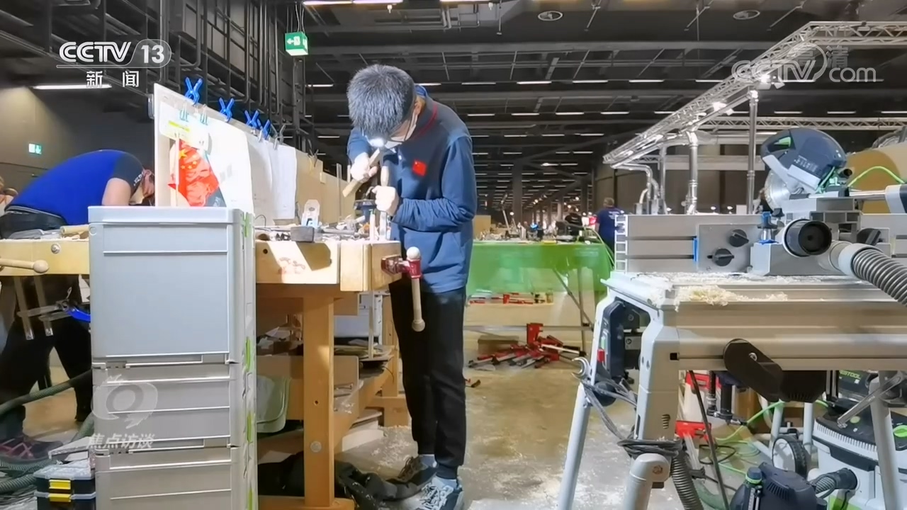 焦点访谈时评最新,一技之长能动天下的英文翻译