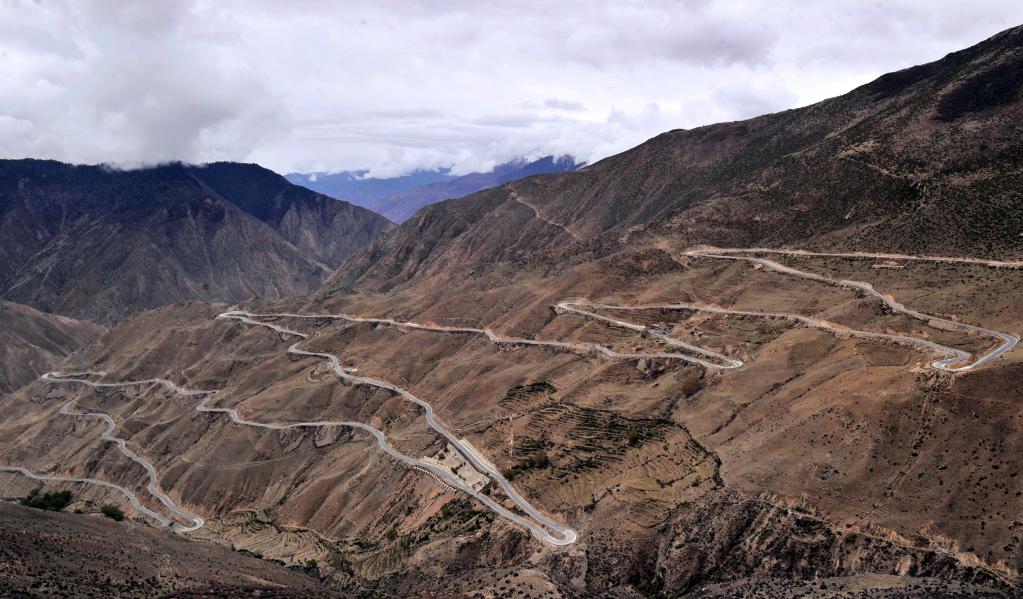 追光｜除了赚钱养家，山里的爸爸们还能修足球场