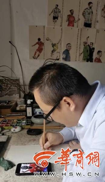 80后美术老师用粉笔作画,诸神黄昏老师