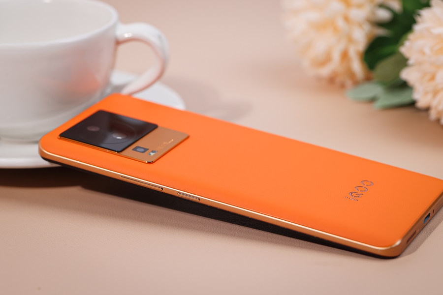 iqoo和小米哪个值得入手,iqoo跟小米哪个更值得入手