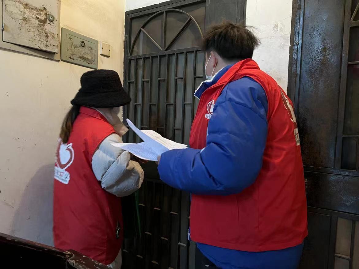 暖心服务小分队为困难居民送米,暖心配送服务小分队关爱重点人员