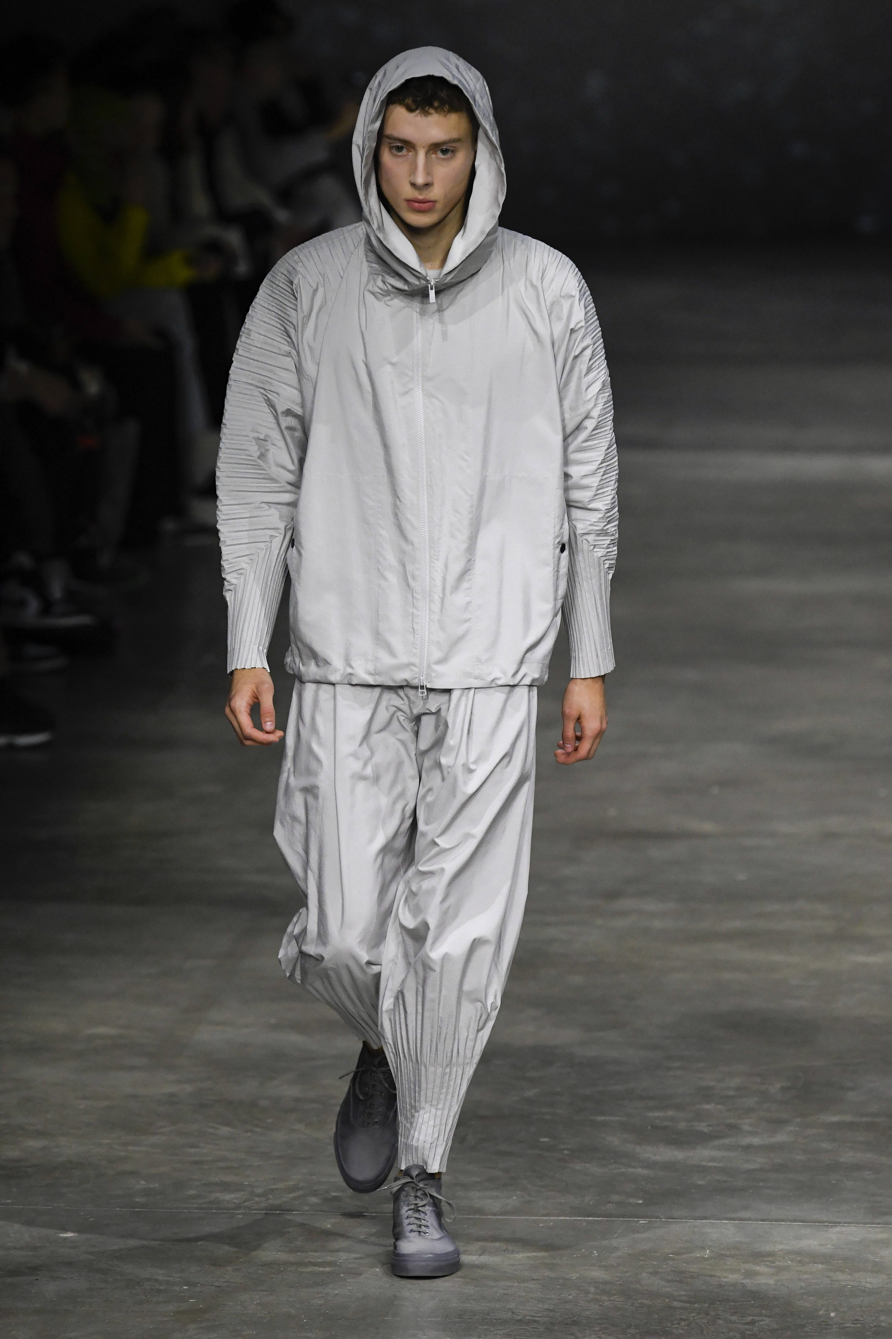 巴黎时装周2023男装秀场,2022夏季流行男装时装秀