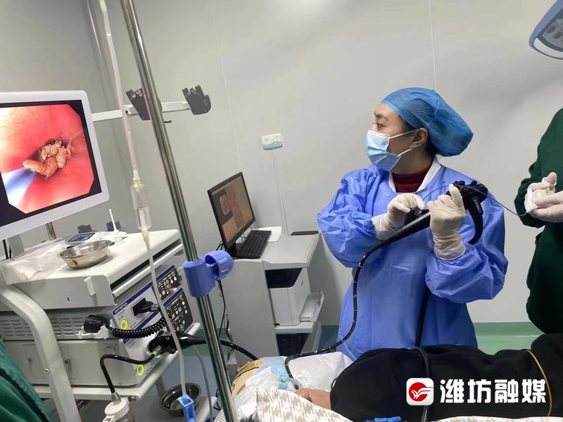 大口吃东西被噎住的视频,大孩子吃东西被卡住的视频