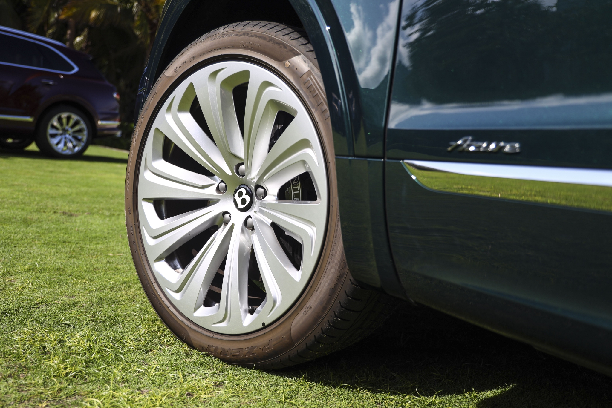 宾利添越bentaygaspeed,2023款宾利添越4.0黑武士落地价