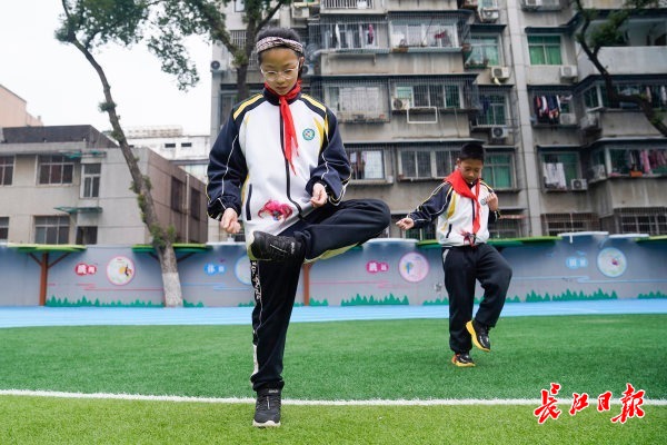 小学推出“百变运动课程”，11岁姐妹花绘制运动画册全校学生人手一份