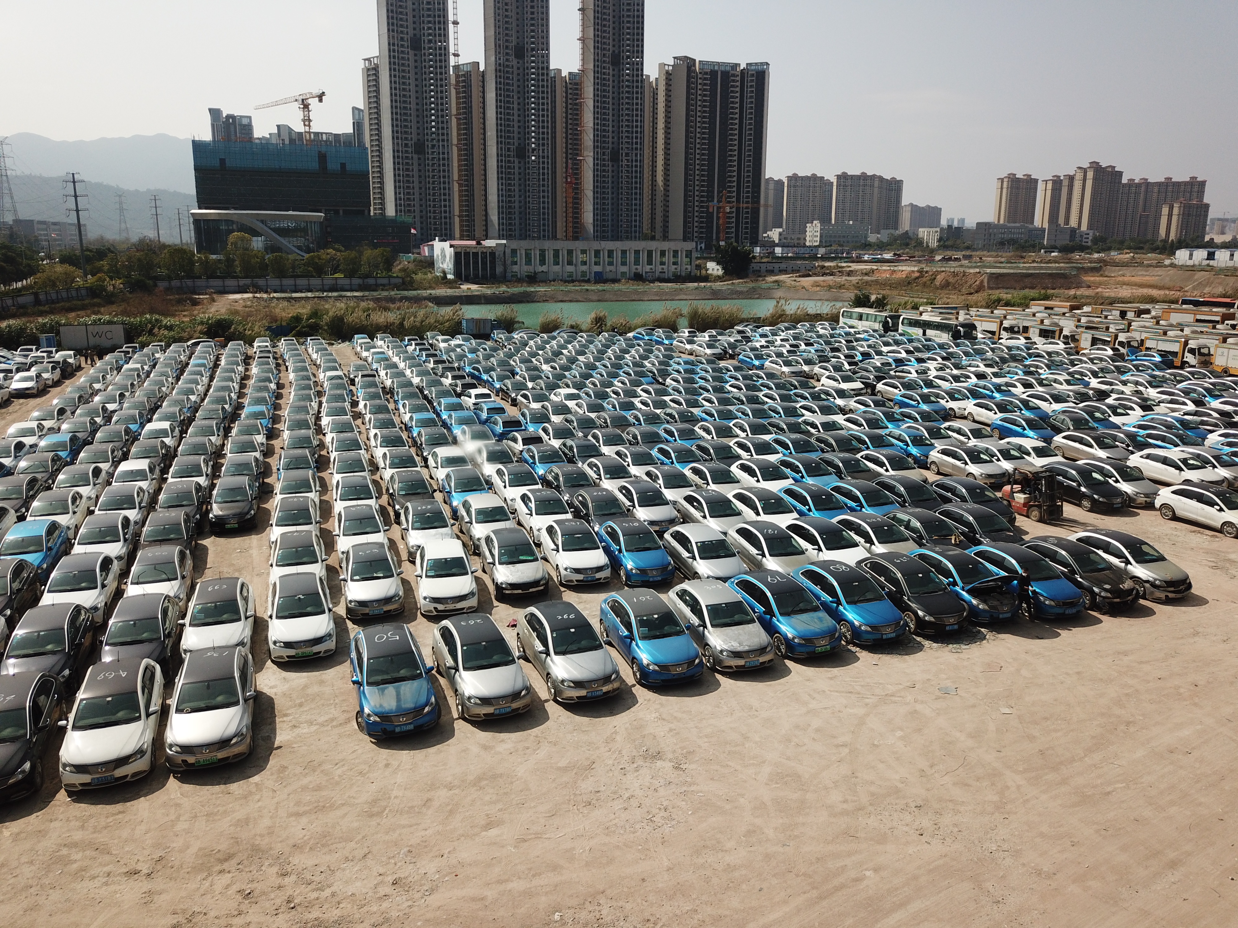 记者帮｜逾千台腾势电动车闲置深圳附近车场，是售后争议还是履约纠纷？
