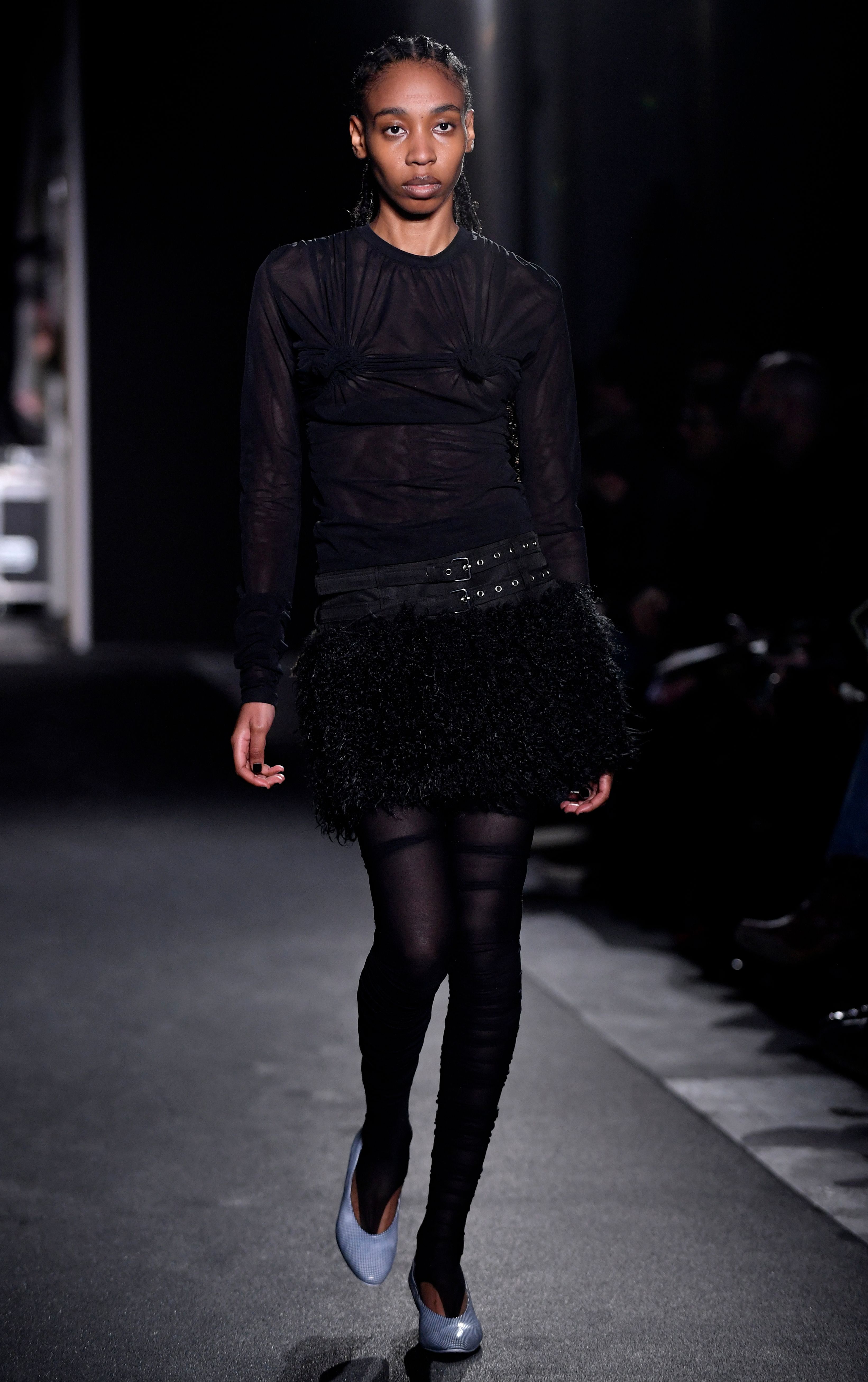 2018夏季国际时装周晚礼服t台秀,时装周红色冬季搭配走秀