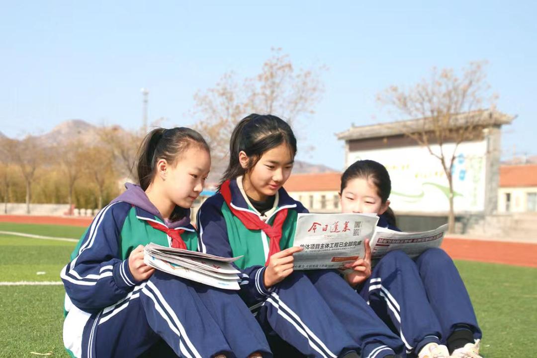 墨香进校园“悦”读伴成长：蓬莱区为中学各班级订阅*党**报