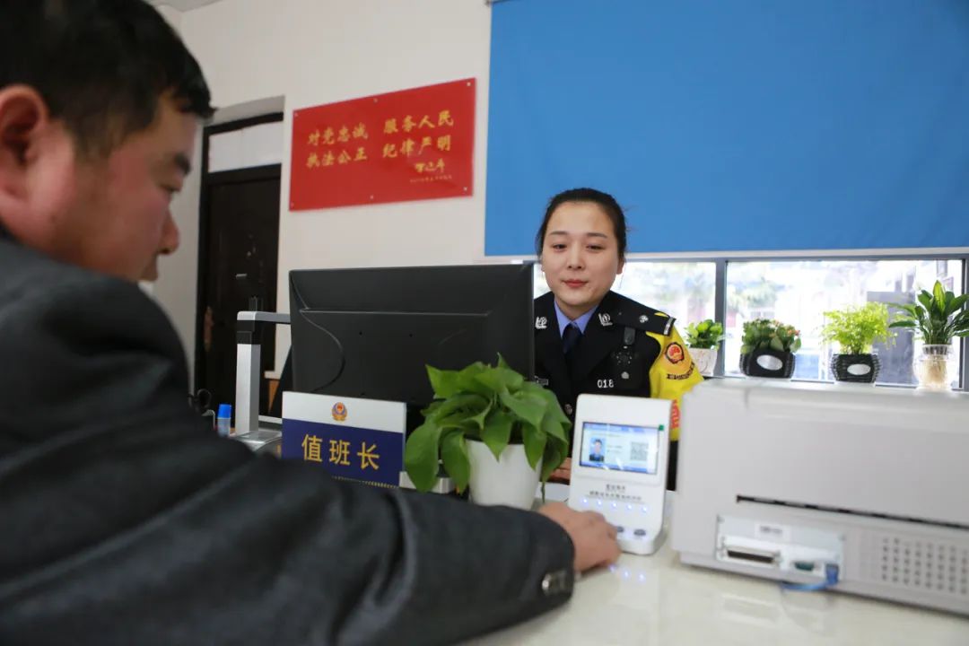 三八妇女节致敬疫情巾帼英雄,三八妇女节致敬女警