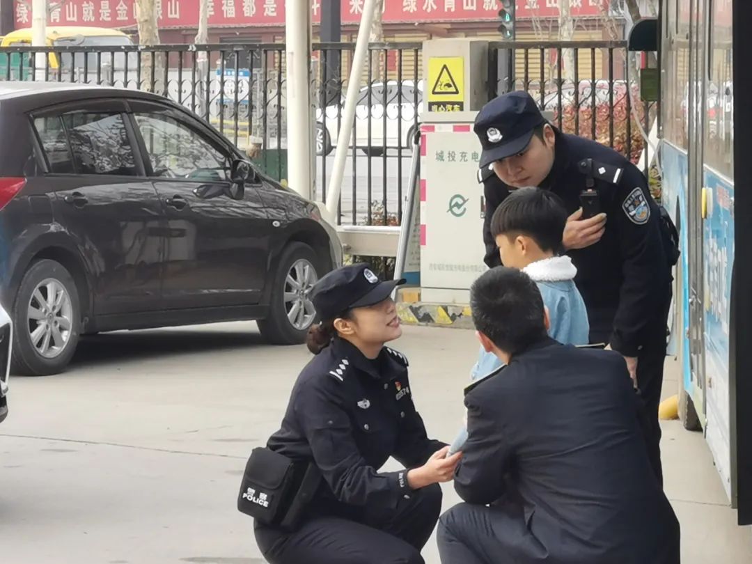 三八妇女节致敬疫情巾帼英雄,三八妇女节致敬女警