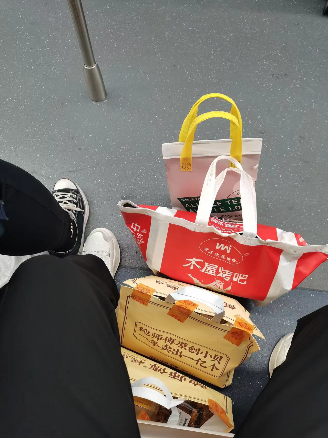 香港跑腿代购每月能赚多少,香港代购到深圳卖