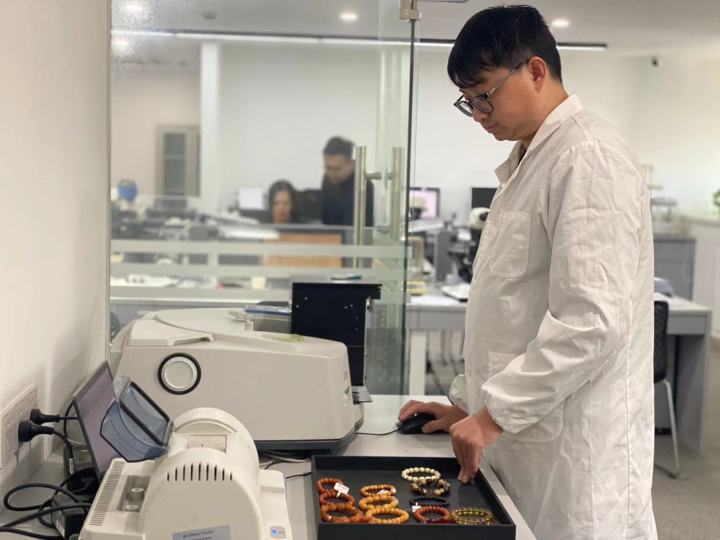 司法拍卖翡翠是真的假的,贪便宜买到假翡翠怎么办