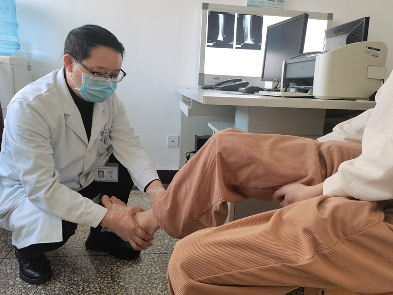 脚踝骨折踝关节半脱位保守治疗,陈旧性踝关节骨折可以保守治疗吗