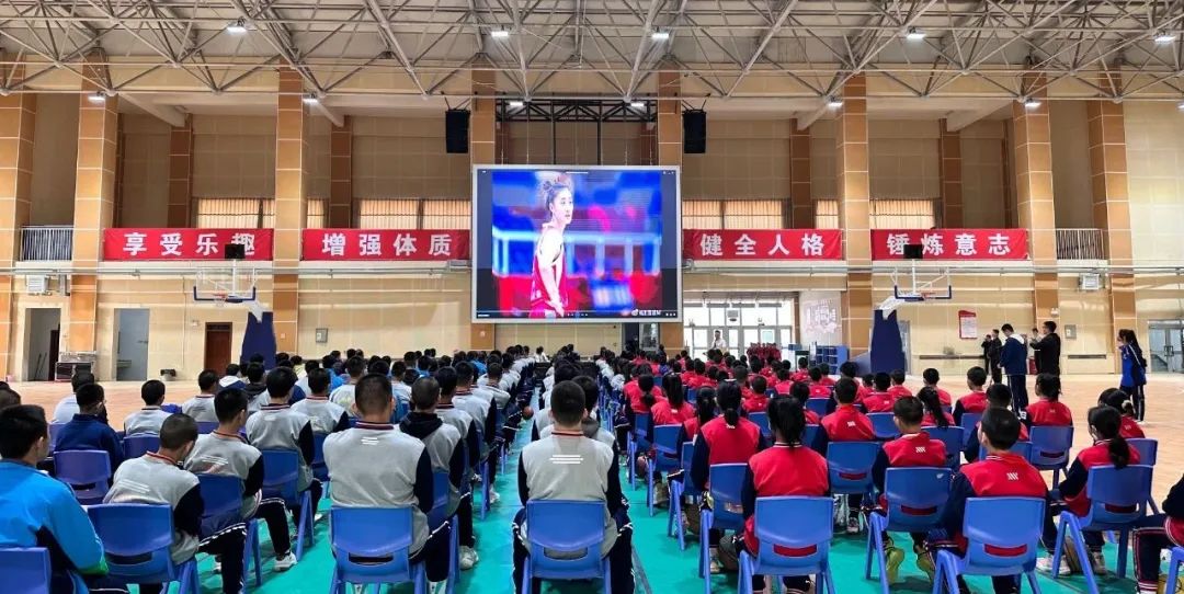 篮球明星到校园打球,篮球明星与足球明星见面