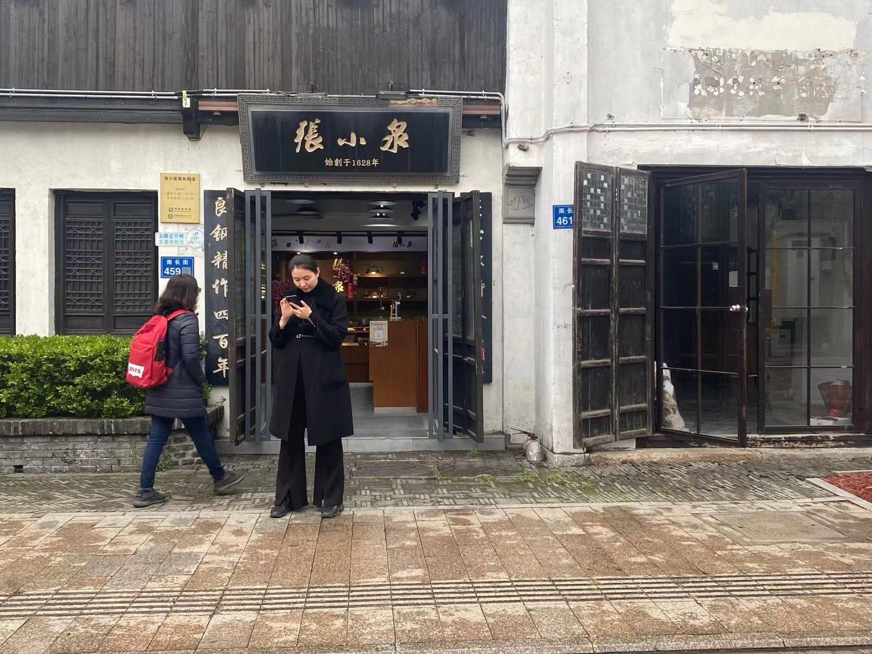 无锡正宗的特色小吃在哪里,无锡南门头上美食街