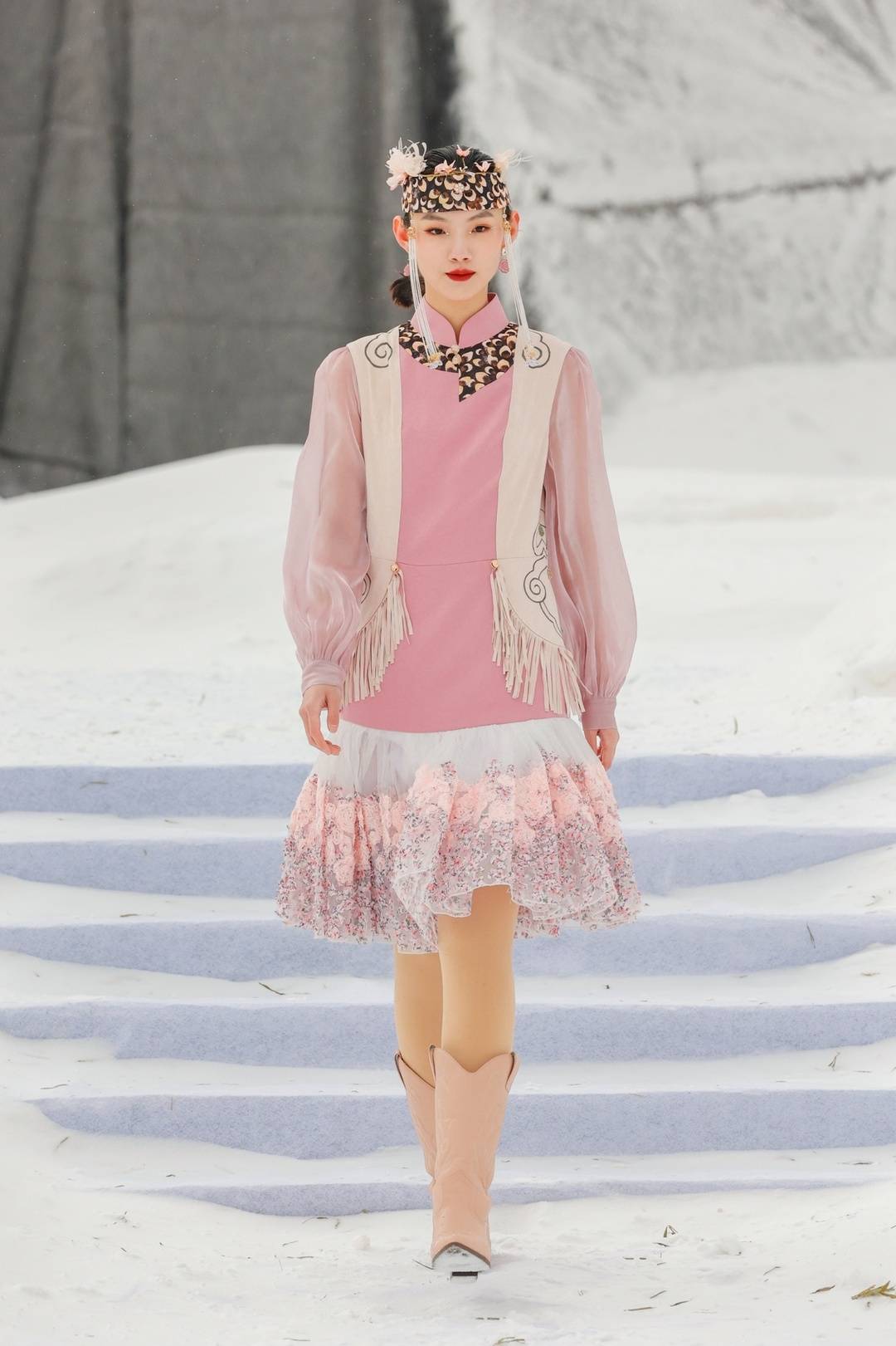 鄂伦春民族服饰秀分享,鄂伦春民族服饰展