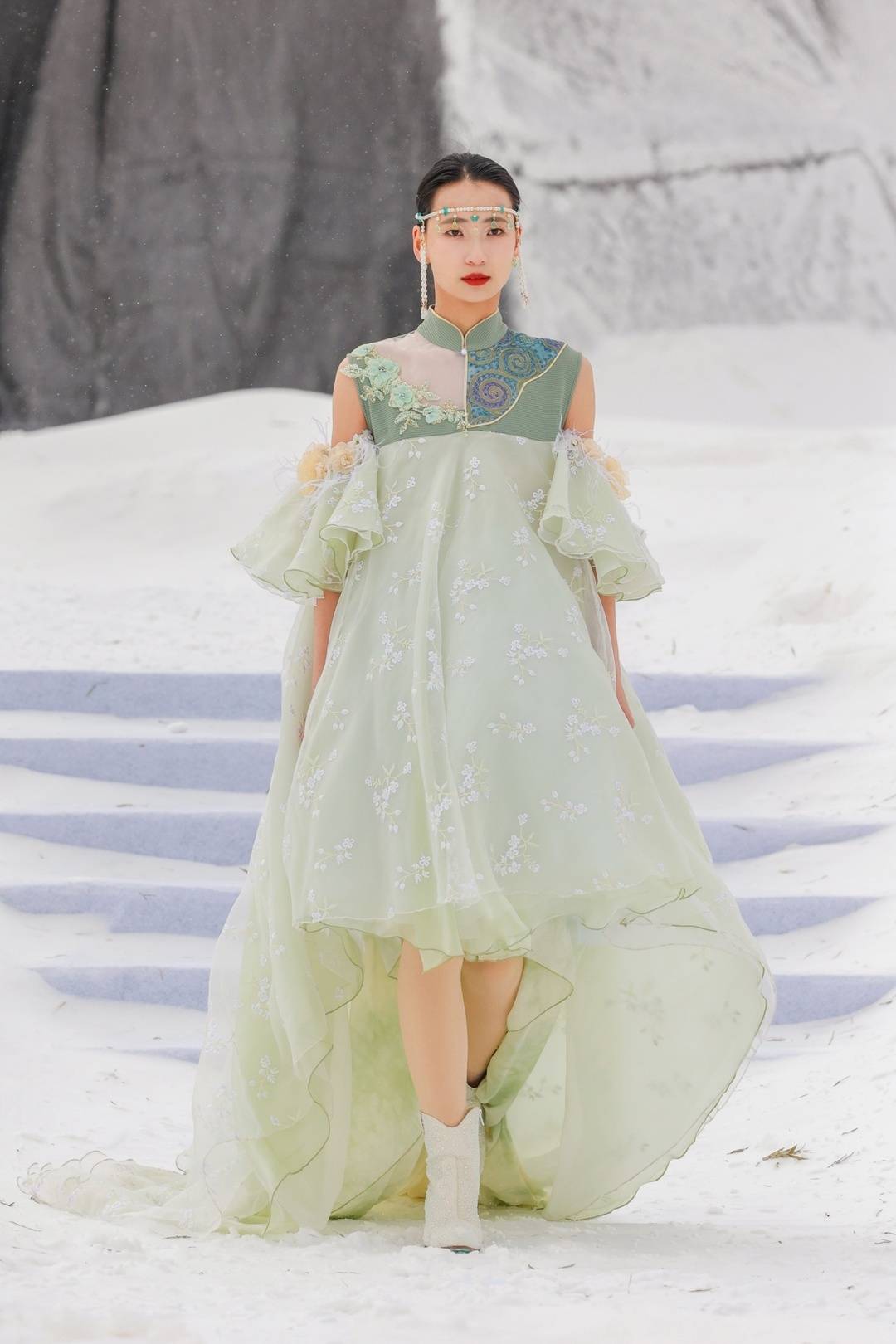 鄂伦春民族服饰秀分享,鄂伦春民族服饰展