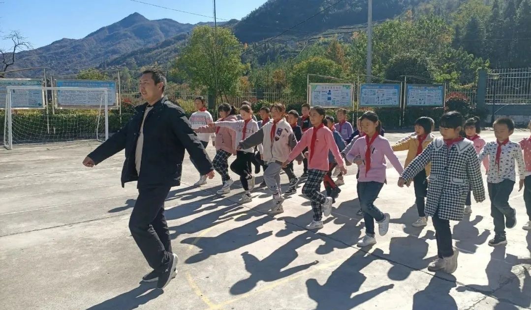 扎根山区教育一线教师的视频,谷城县赵湾乡长岭中心小学校长