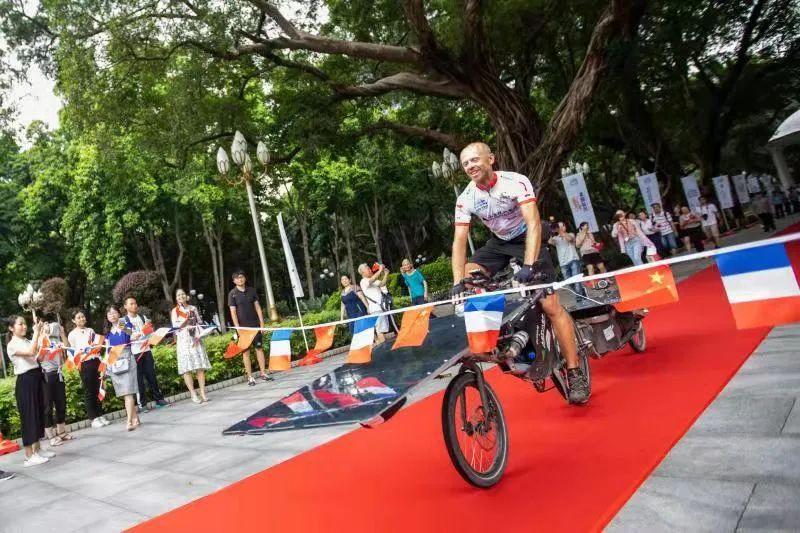 一艘货轮从天津出发到广州,一艘从广州开往大连的货轮