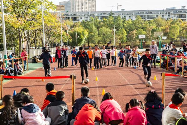 足球带给孩子们更多的快乐和成长,一堂5-6岁足球训练课