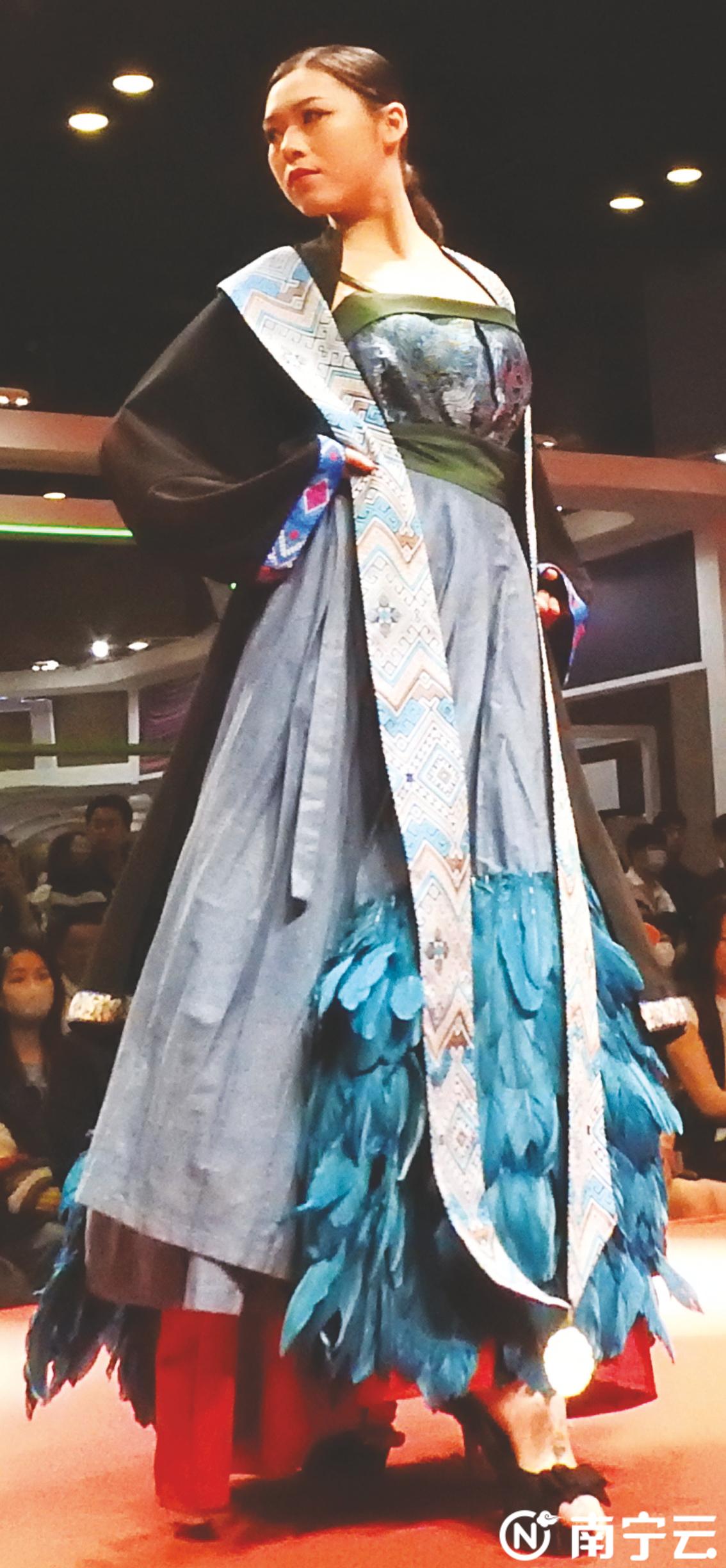 三月三穿壮族民族服饰小学生女生,广西三月三看见壮族服饰之美