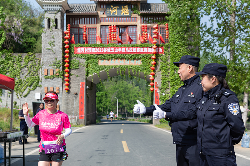 你奔跑,我护航!谷城公安圆满完成“茶香马拉松”安保工作
