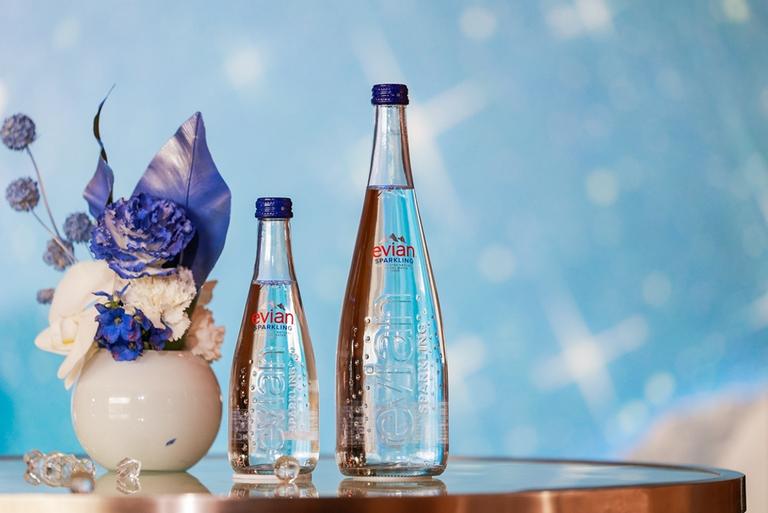 依云矿泉水高级感,依云天然矿泉水运动版