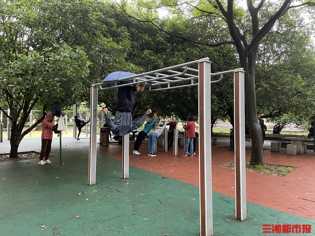 我和湖南烈士公园的故事丨健身达人们“众筹”添置公园健身器材