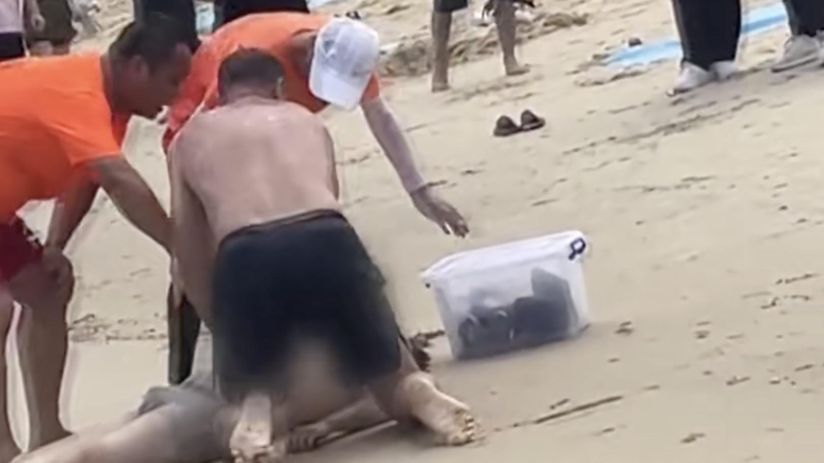 大梅沙老外救人,大梅沙救落水者