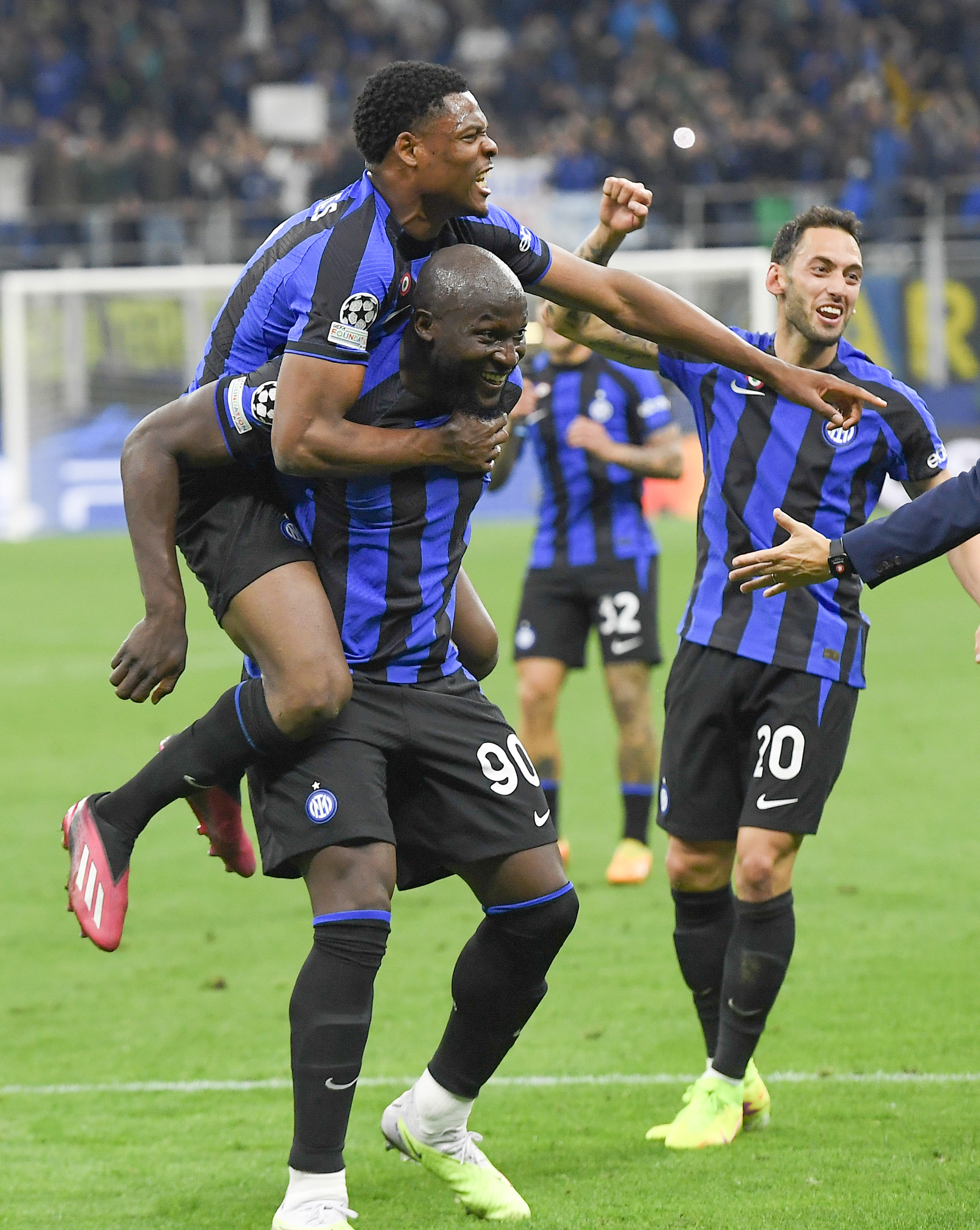 足球国际米兰队,国际米兰足球竞赛