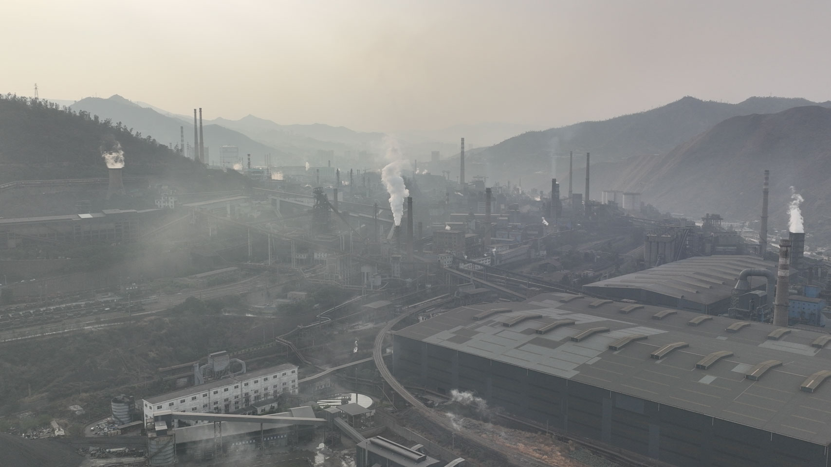 钢渣倾倒金沙江边,大量炽热钢渣水因何倾倒金沙江边