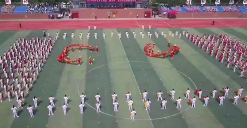 西河镇中心小学彩旗操,小学最美少年大课间校园展示操