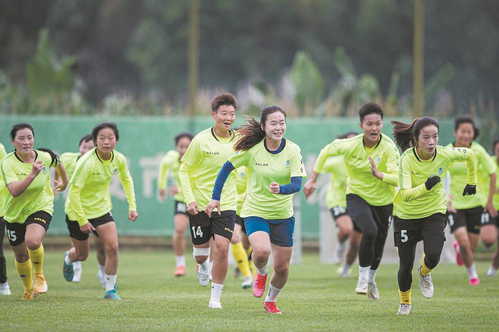 足球给人带来的快乐永远无法想象,足球给我们带来快乐