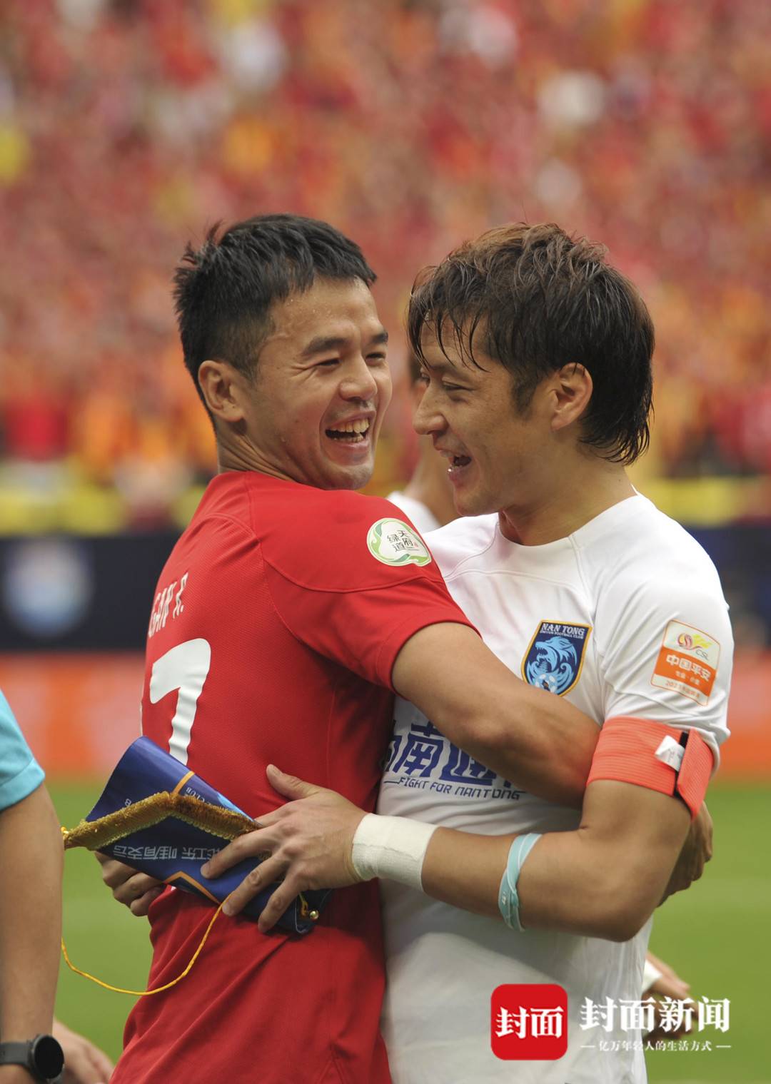 汪嵩成都绕场一圈感谢球迷,小将汪嵩流泪