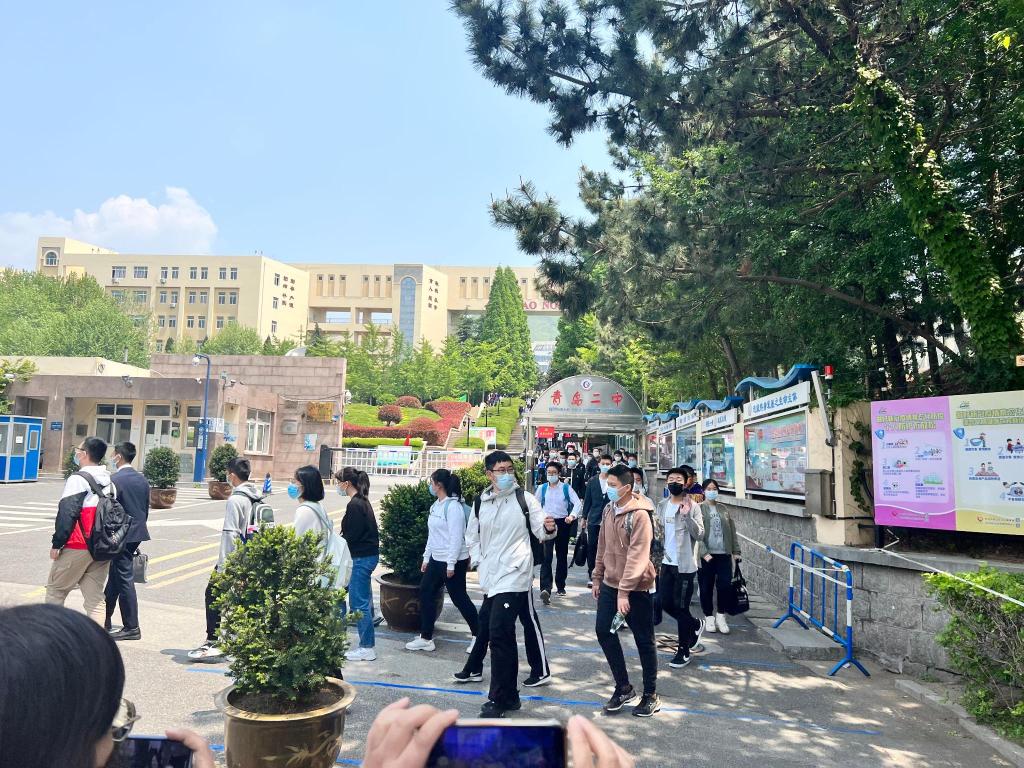 新闻周刊丨接“招”自招，备考陪考！两个中考家庭背后的故事