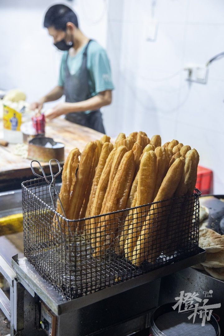 橙柿视觉丨杭州这家人均10元的烧饼油条店，凭什么能入选“米其林”？今早我们去探了探