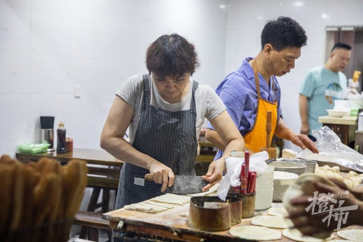 橙柿视觉丨杭州这家人均10元的烧饼油条店，凭什么能入选“米其林”？今早我们去探了探