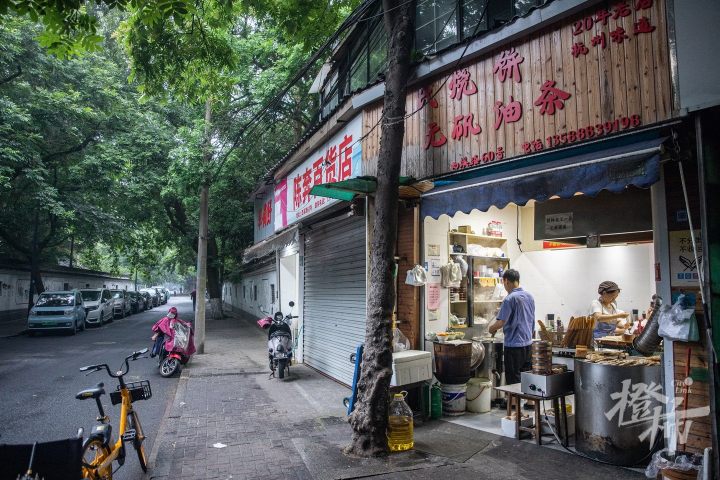 橙柿视觉丨杭州这家人均10元的烧饼油条店，凭什么能入选“米其林”？今早我们去探了探