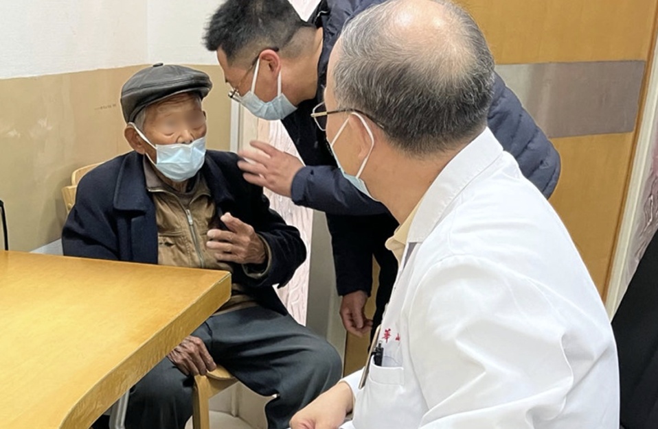不想疼痛伴随余生，华山医院多学科诊疗助力百岁老人恢复行走